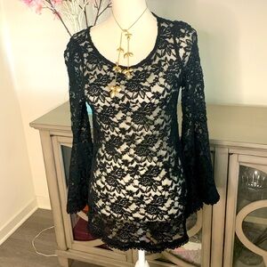 Alythea black lace bell sleeves stretchy tunic size M